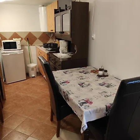 Kis Apartmanhaz Apartament